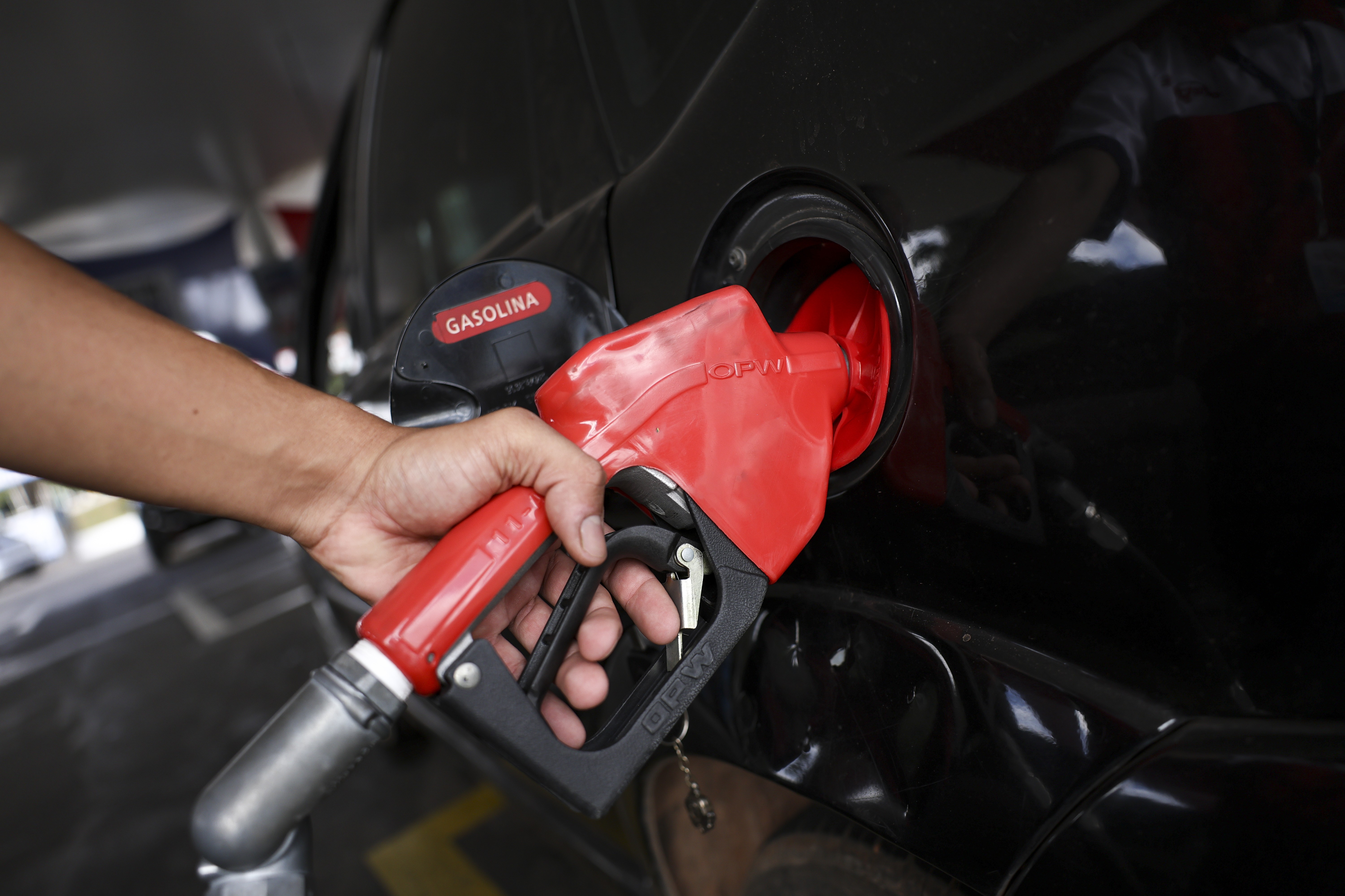 Gasolina com mais etanol a partir de amanhã: o que muda no seu bolso e no motor