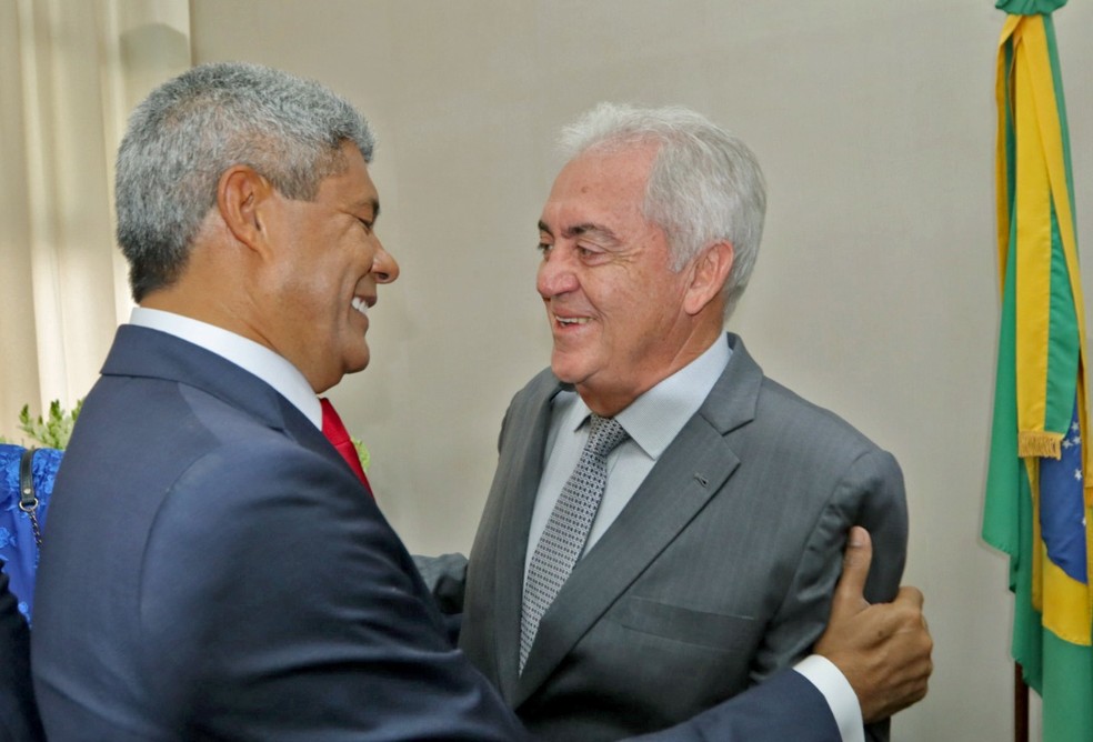 Governador da Bahia, Jerônimo Rodrigues confraterniza com o senador Otto Alencar, presidente do PSD Bahia — Foto: Manu Dias/GOVBA