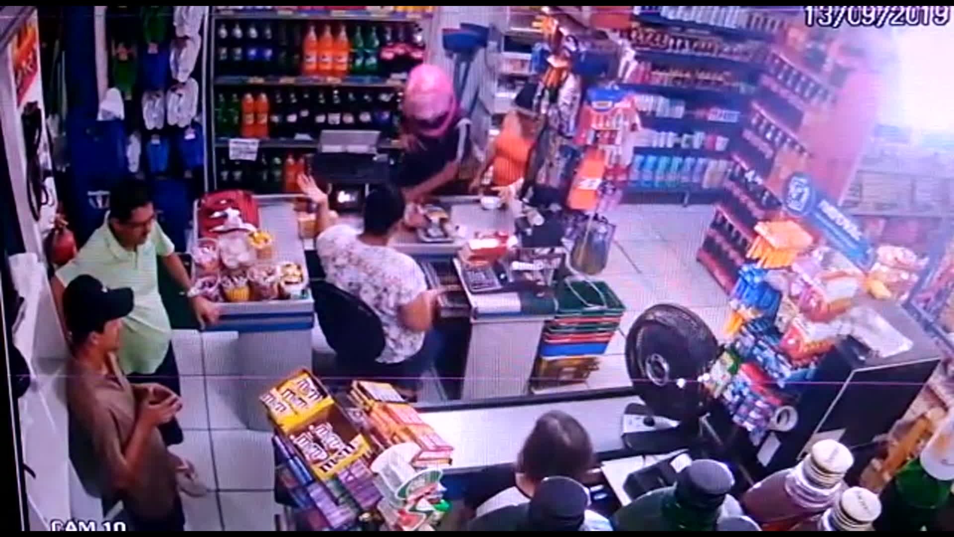 ROCK”: Homem que aparece brigando em vídeo no Cabula cria “vaquinha” para  sair do país