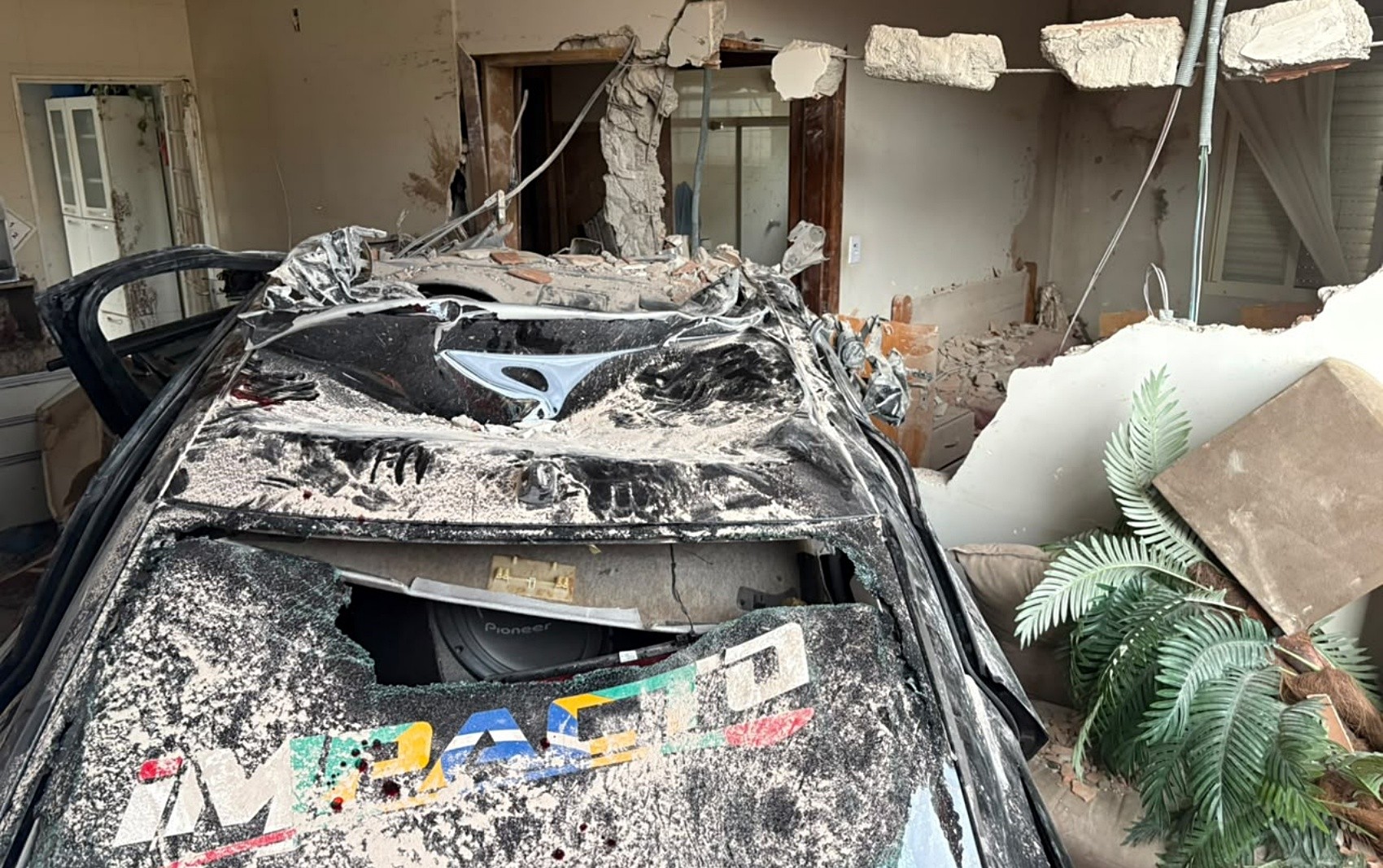 Carro invade casa em Passos e duas pessoas ficam feridas; veja outras ocorrências