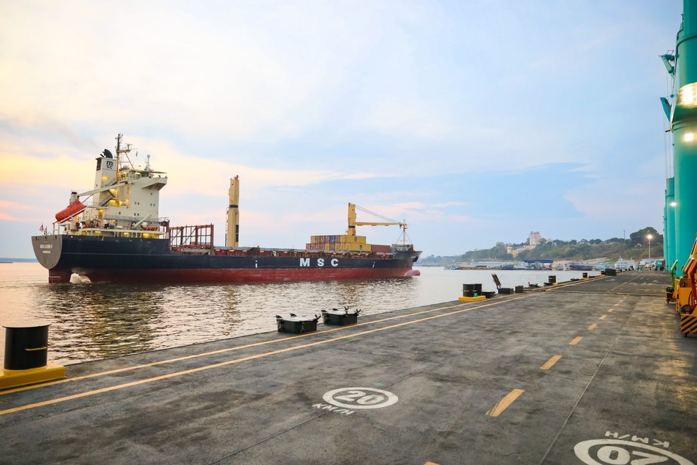 Navio Izmir da MSC atraca no Super Terminais em Manaus durante a seca histórica de 2023 — Foto: Super Terminais