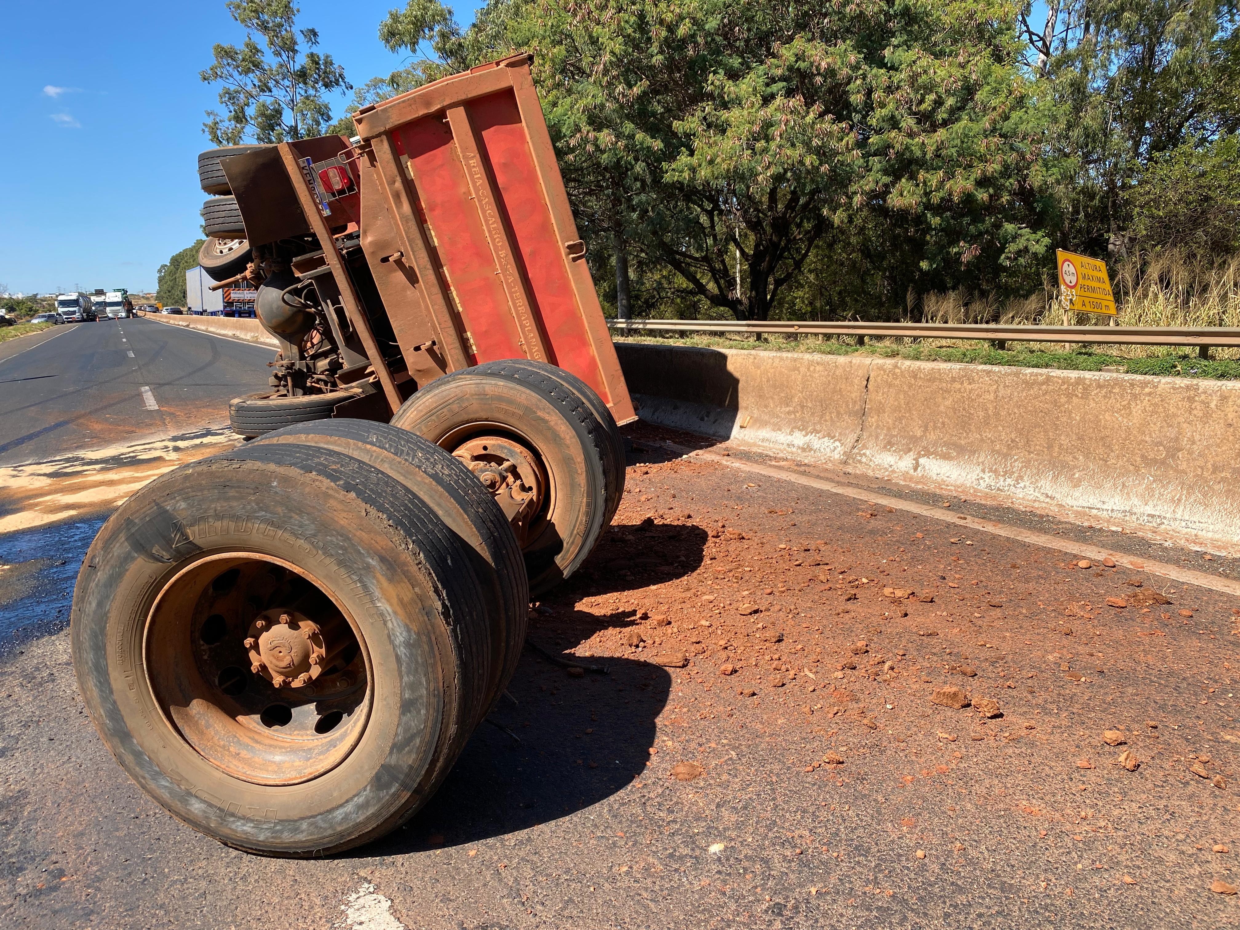 Caminhão tomba na BR-050 em Uberlândia; eixo se solta e óleo vaza na pista