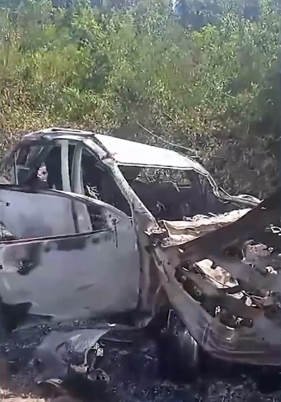 Horas após o acidente, o veículo foi encontrado incendiado. — Foto: Reprodução / TV Mirante