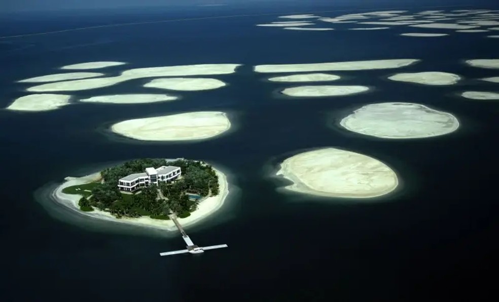 Existem apenas algumas ilhas com projetos desenvolvidos n'O Mundo. — Foto: Getty Images via BBC