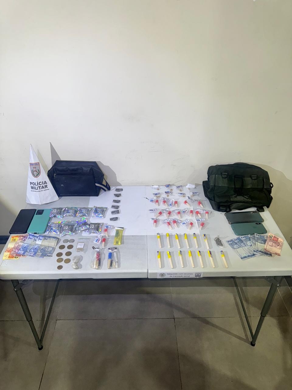 Dois jovens são presos e três adolescentes apreendidos com drogas em Volta Redonda 