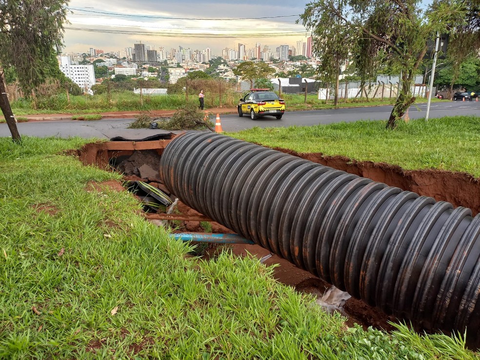 Cratera na pra&ccedil;a Rita Ugnei, antigo trevo do Belvedere, gerada pela chuva. Dmae realizouobras na regi&atilde;o. &mdash; Foto: Val&eacute;ria Almeida/TV Integra&ccedil;&atilde;o