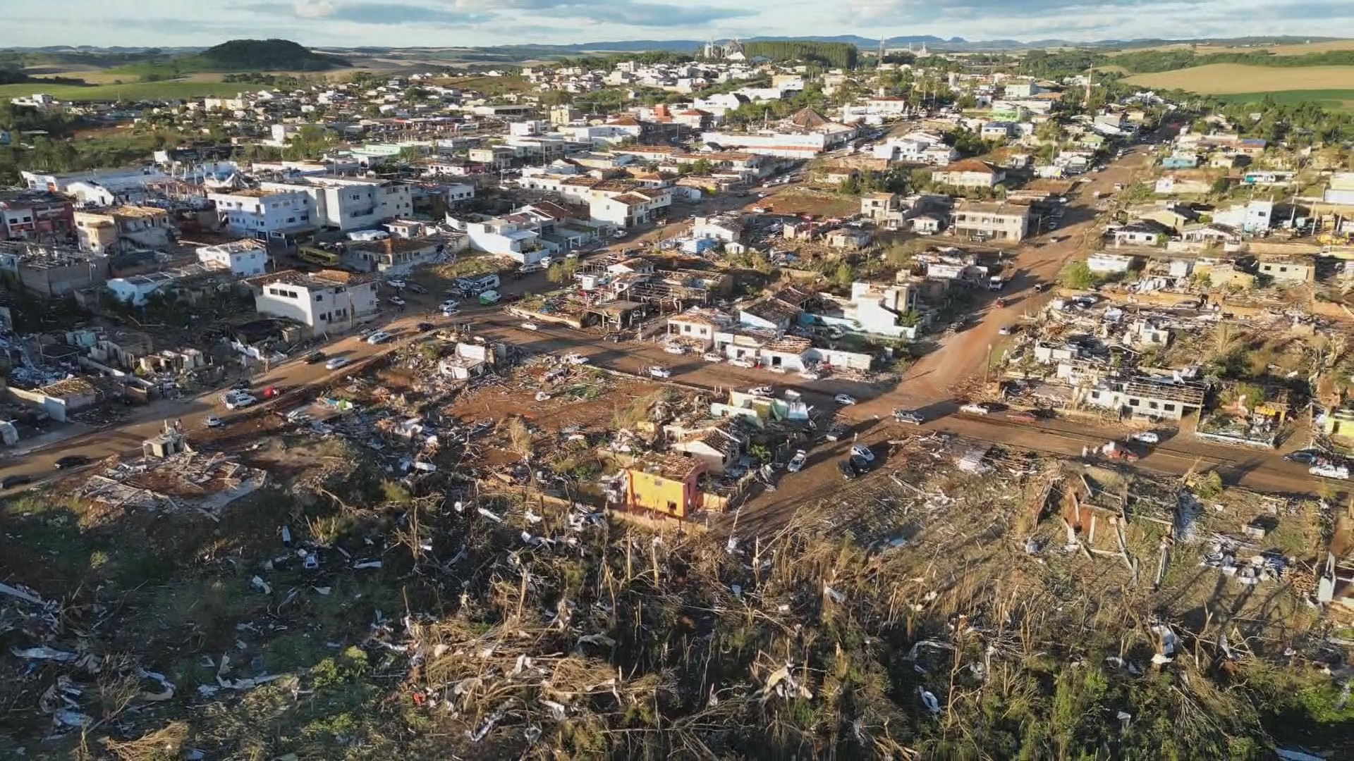 Cinco meses após tornado que destruiu cidade no Paraná, prefeitura recebeu mais de R$ 35,5 milhões em investimentos, mas usou apenas 34% do valor