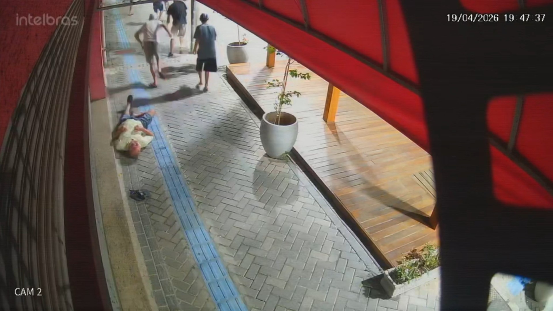 Ex-vereador de 73 anos é agredido por grupo de jovens, bate a cabeça e desmaia em São Roque; VÍDEO