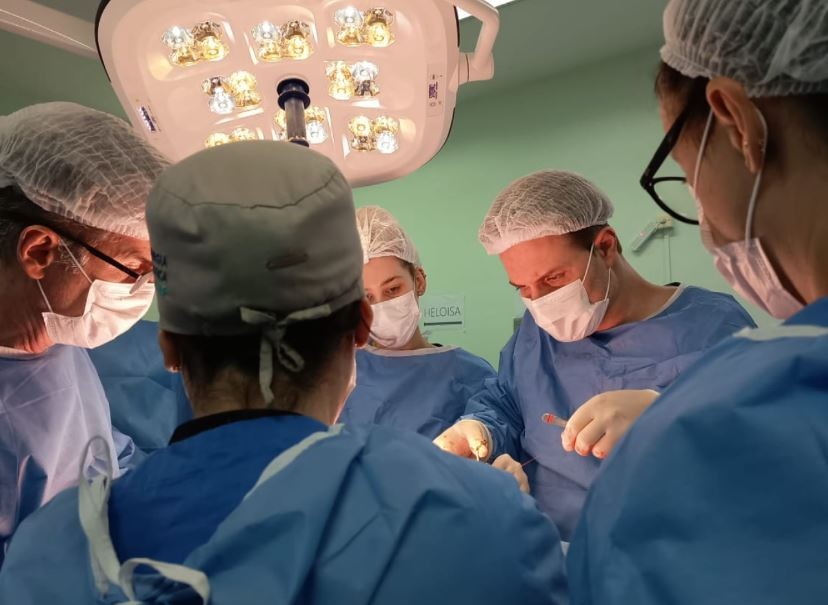 Gêmeas unidas pela cabeça têm boa resposta após 2ª etapa de separação; nova cirurgia deve ocorrer em fevereiro