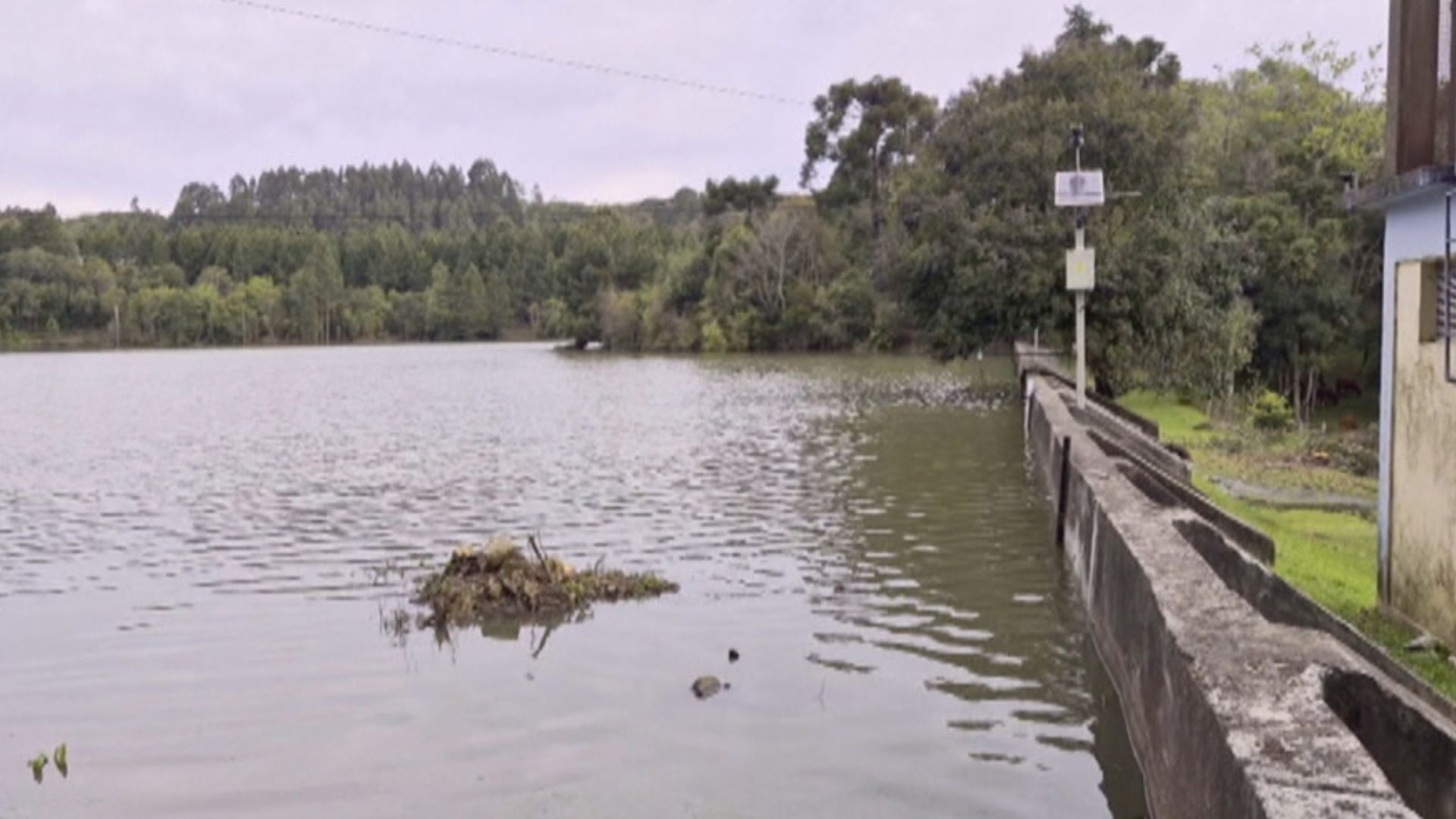 Com risco de rompimento de barragem, aulas são suspensas e 170 moradores são retirados de casa no RS