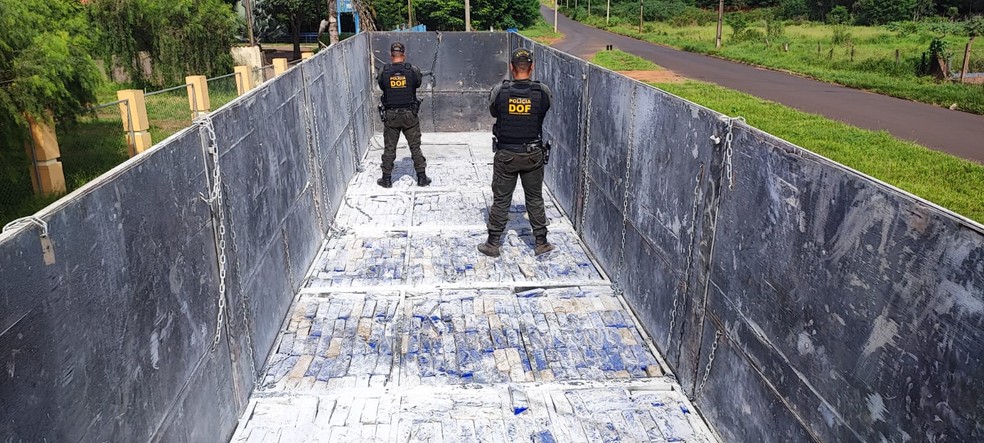 As drogas estavam em um fundo falso da carreta — Foto: DOF/Divulgalção