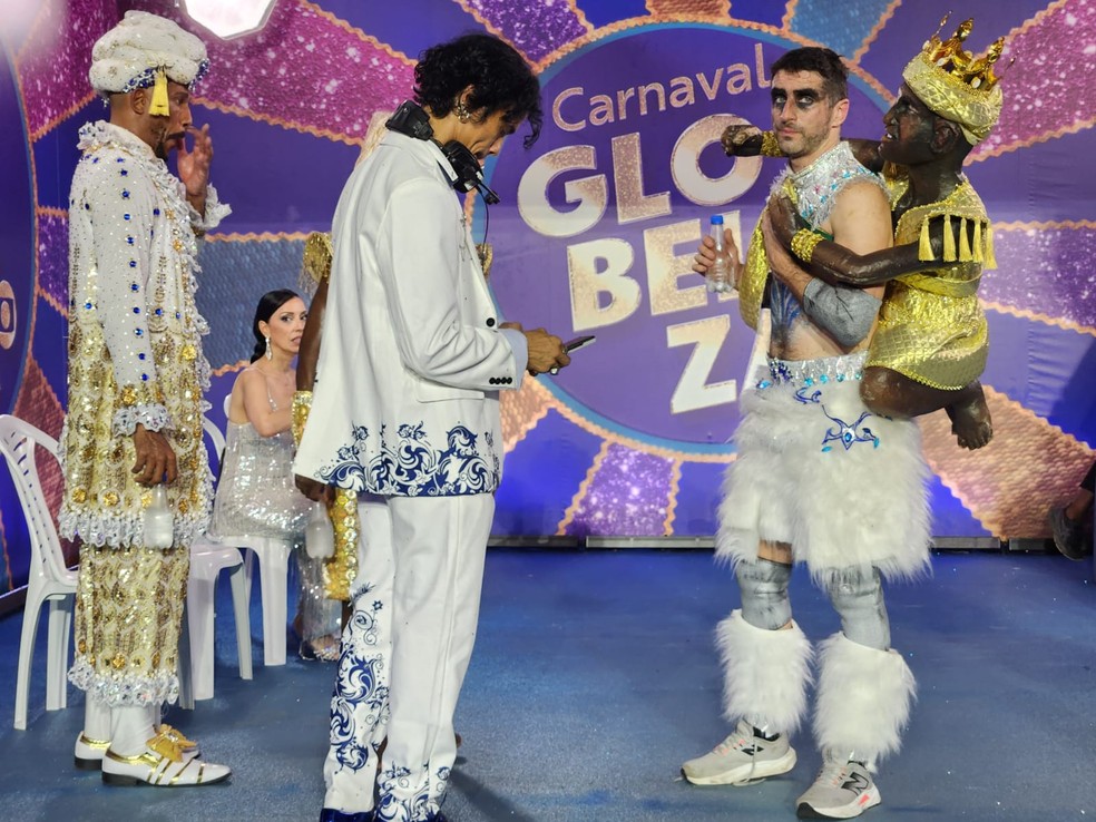 Equipe da comissão de frente da Portela — Foto: Raoni Alves/g1