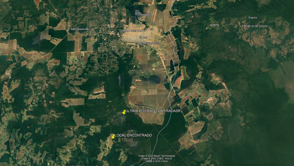 Local onde avião sumiu no radar e ponto onde destroços estavam — Foto: Reprodução/Flightradar24