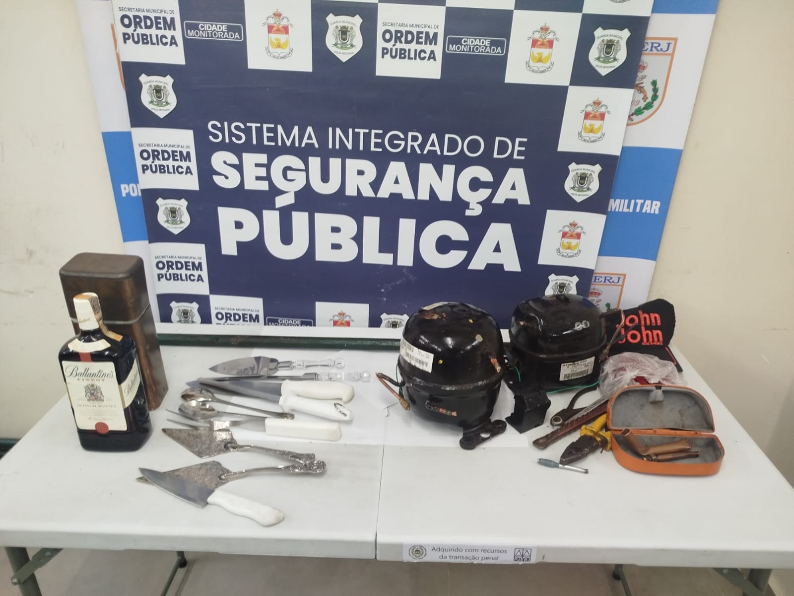 Três homens são presos por suspeita de invadir casa em Volta Redonda