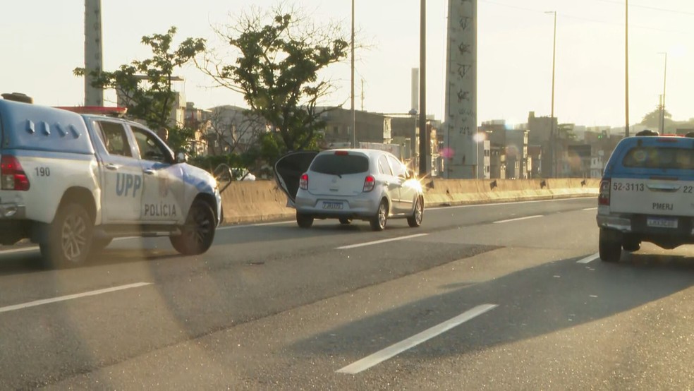 Carro do agente ficou abandonado na Linha Amarela — Foto: Charles Mathura/TV Globo