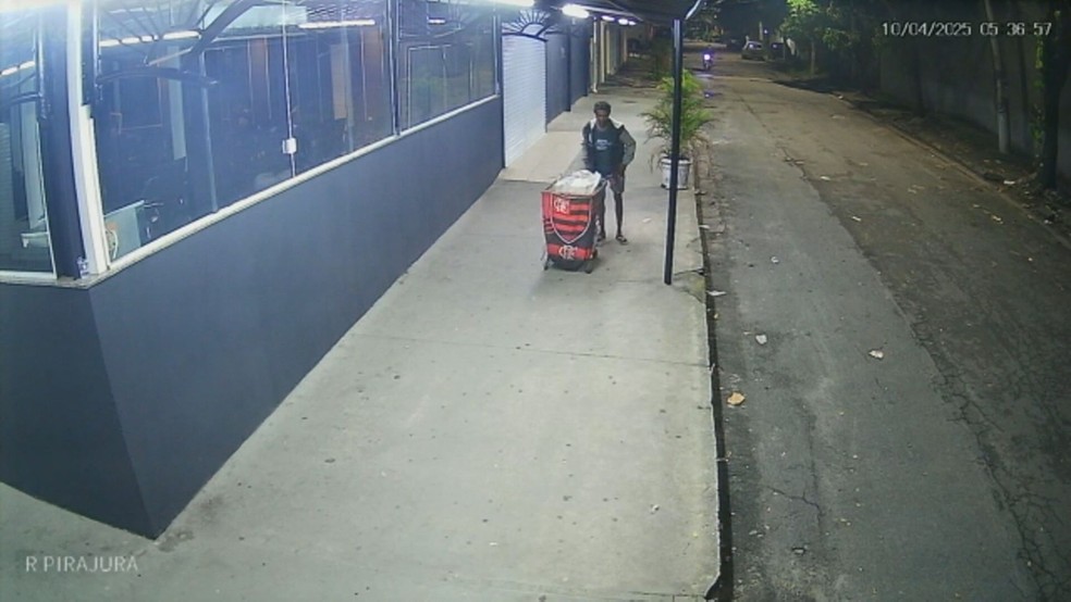 Criminoso leva ar-condicionado de igreja em Realengo — Foto: Reprodução/TV Globo