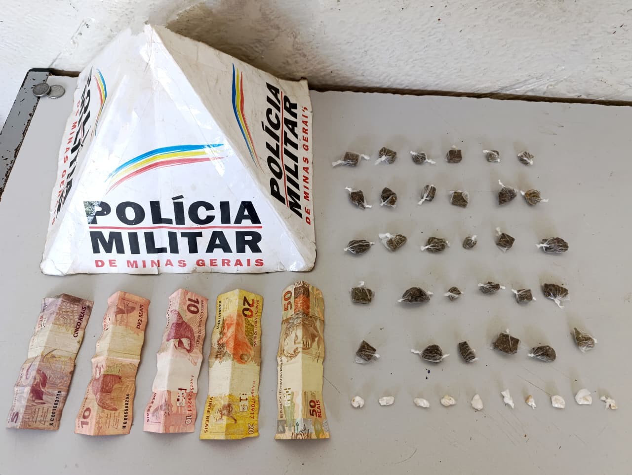 Rapaz e menor são apreendidos com drogas em frente escola municipal, em Montes Claros