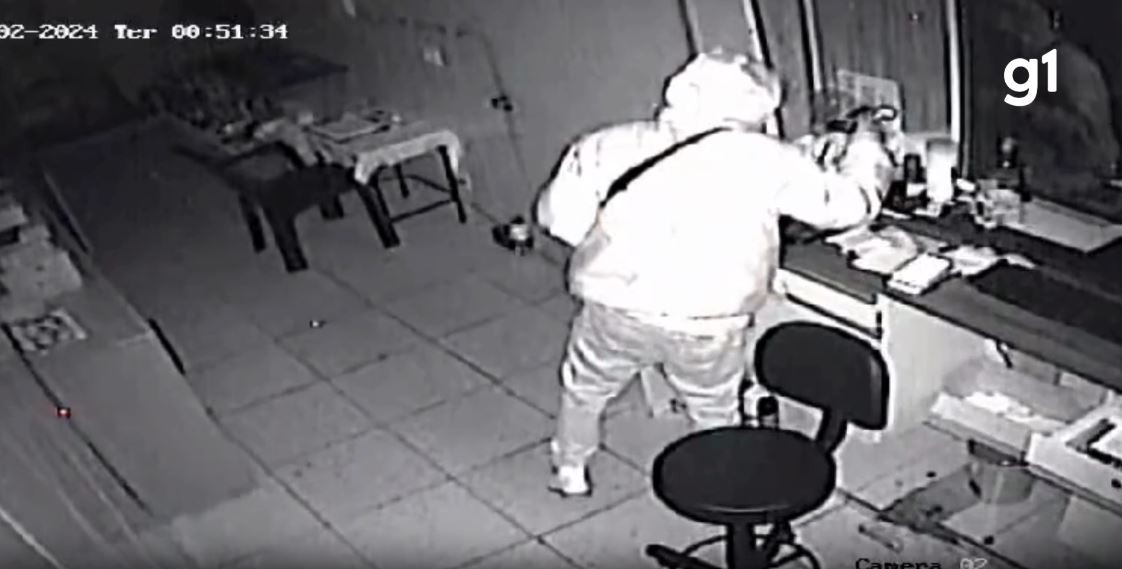 Arroz, feijão e cigarro: vídeo flagra ladrão furtando restaurante no Bairro Santa Mônica, em Uberlândia