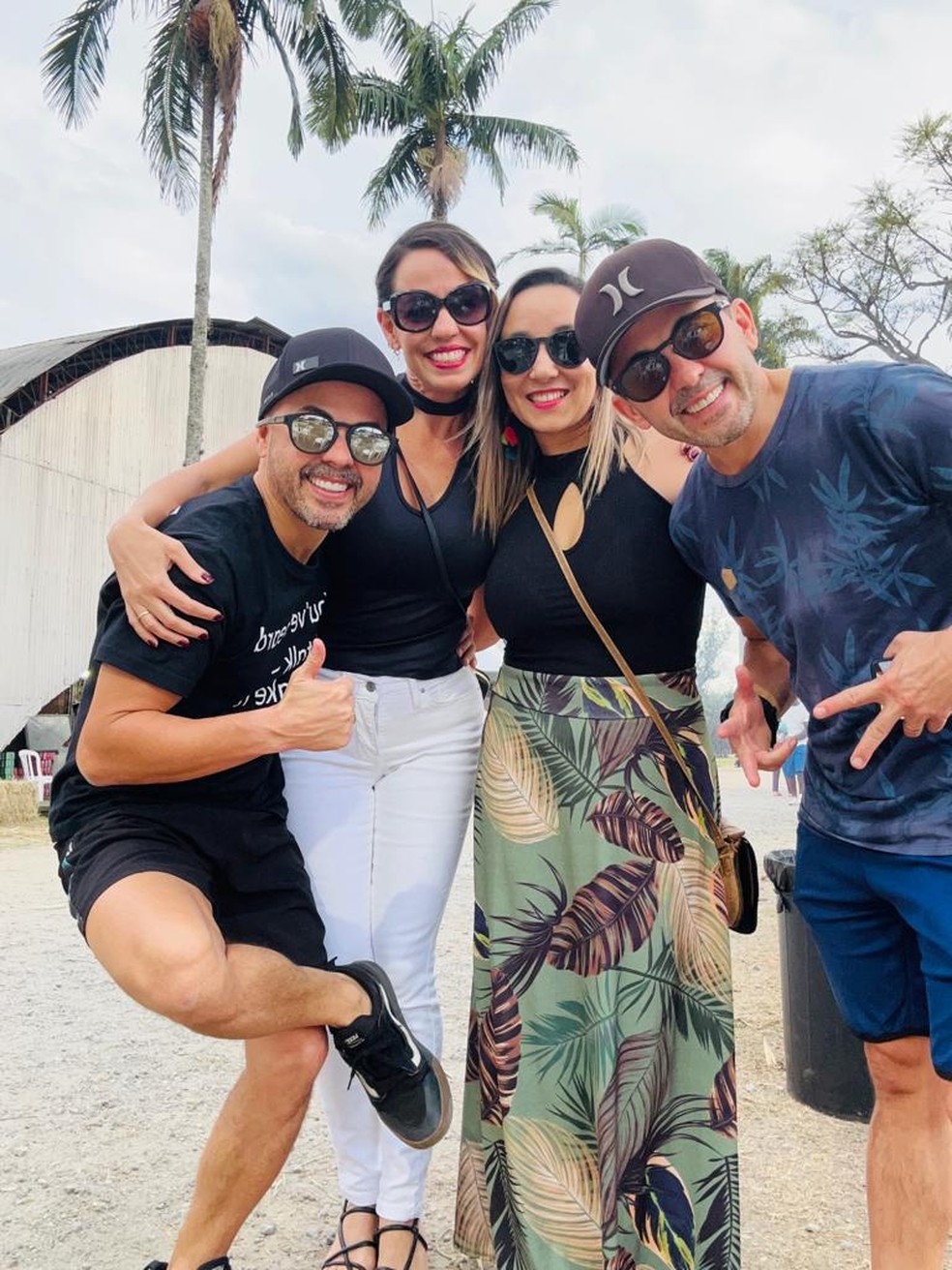 André e Adriano ao lado das noivas Milena e Andreia. — Foto: Arquivo pessoal