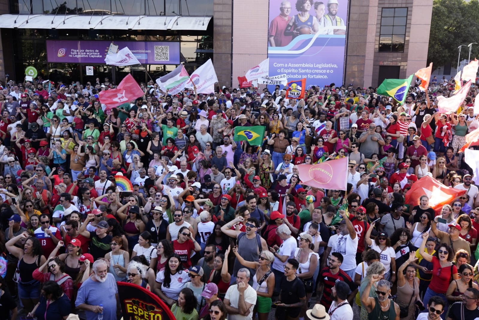 Manifestantes fazem ato contra PEC da Blindagem e PL da Anistia em Vitória