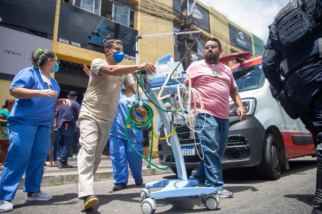 Mães e bebês são resgatados após incêndio em hospital de Fortaleza. — Foto: Ismael Soares/ Sistema Verdes Mares (SVM)