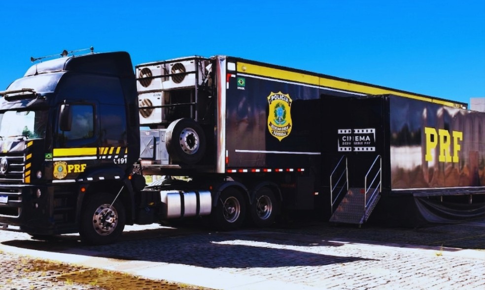 Durante as sessões, serão exibidos vídeos educativos sobre temas como os riscos da combinação entre álcool e direção e mais — Foto: PRF-BA