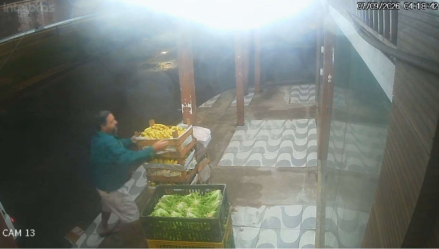 Homem furta 60 quilos de bananas-prata em hortifruti em Cabo Frio; vídeo