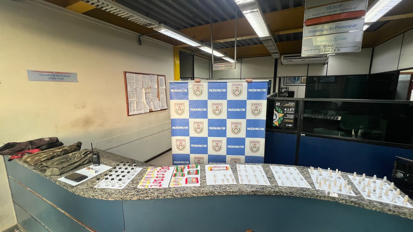 Homem é preso e adolescente apreendido por tráfico de drogas em Barra Mansa