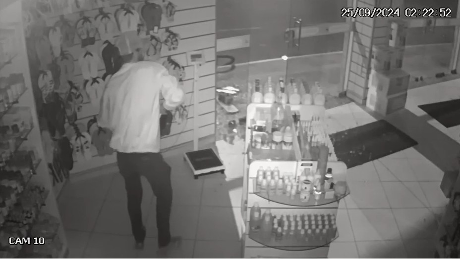 VÍDEO: homem invade farmácia, pega dinheiro do caixa, celulares e vai embora com produto dentro da calça em MG