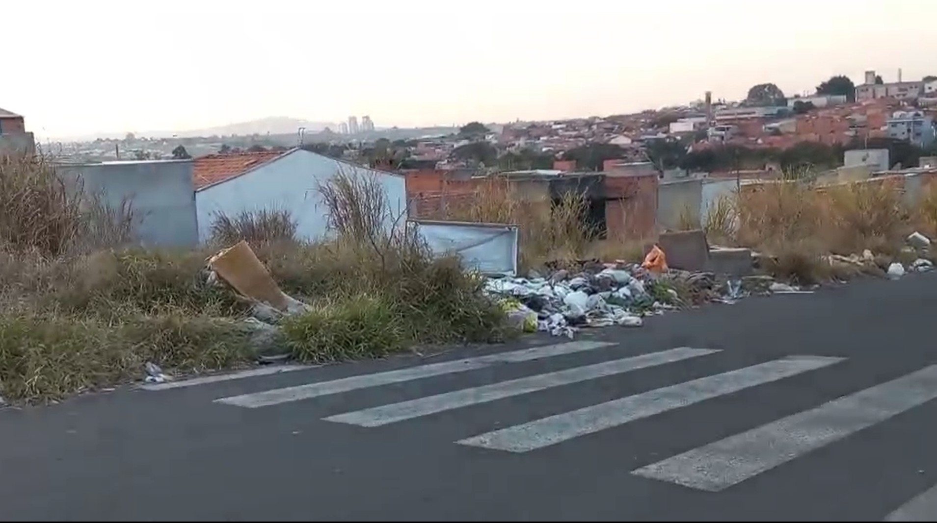 Moradores do Jardim Jequitibás, em Limeira, reclamam de praça abandonada e lixo acumulado em área do bairro 