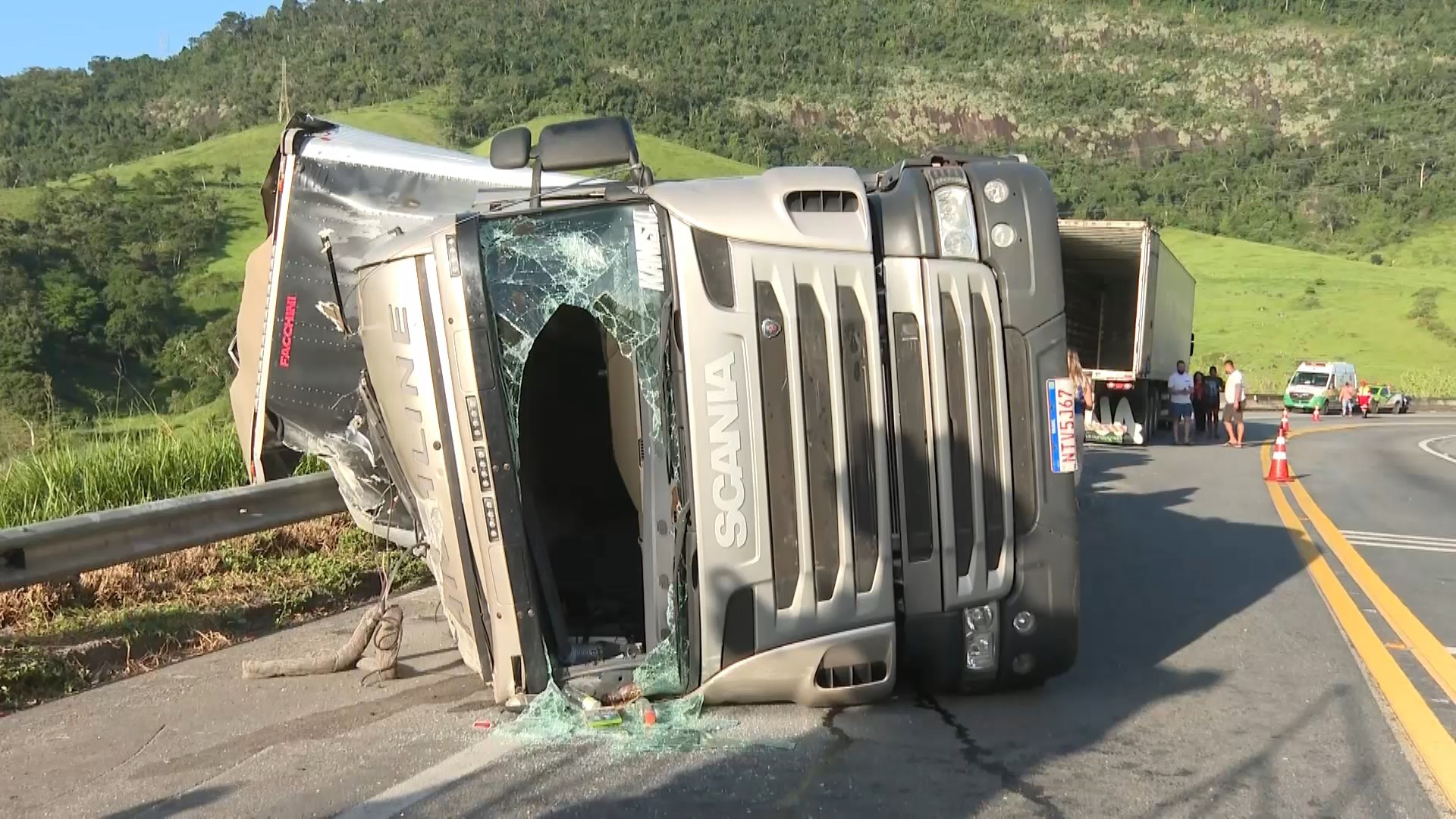 Carreta com papelão tomba e interdita pista na BR-101, no Sul do ES; motorista ficou ferido