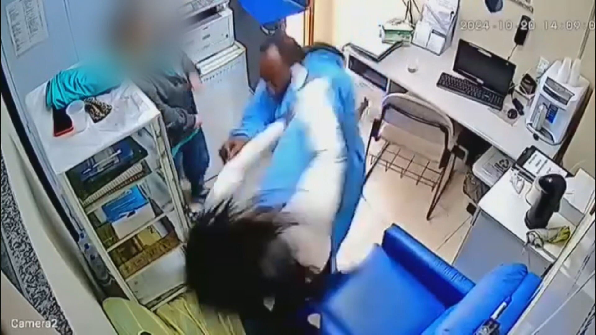 Funcionária do Hospital Moacyr do Carmo é agredida por colega durante expediente; VÍDEO