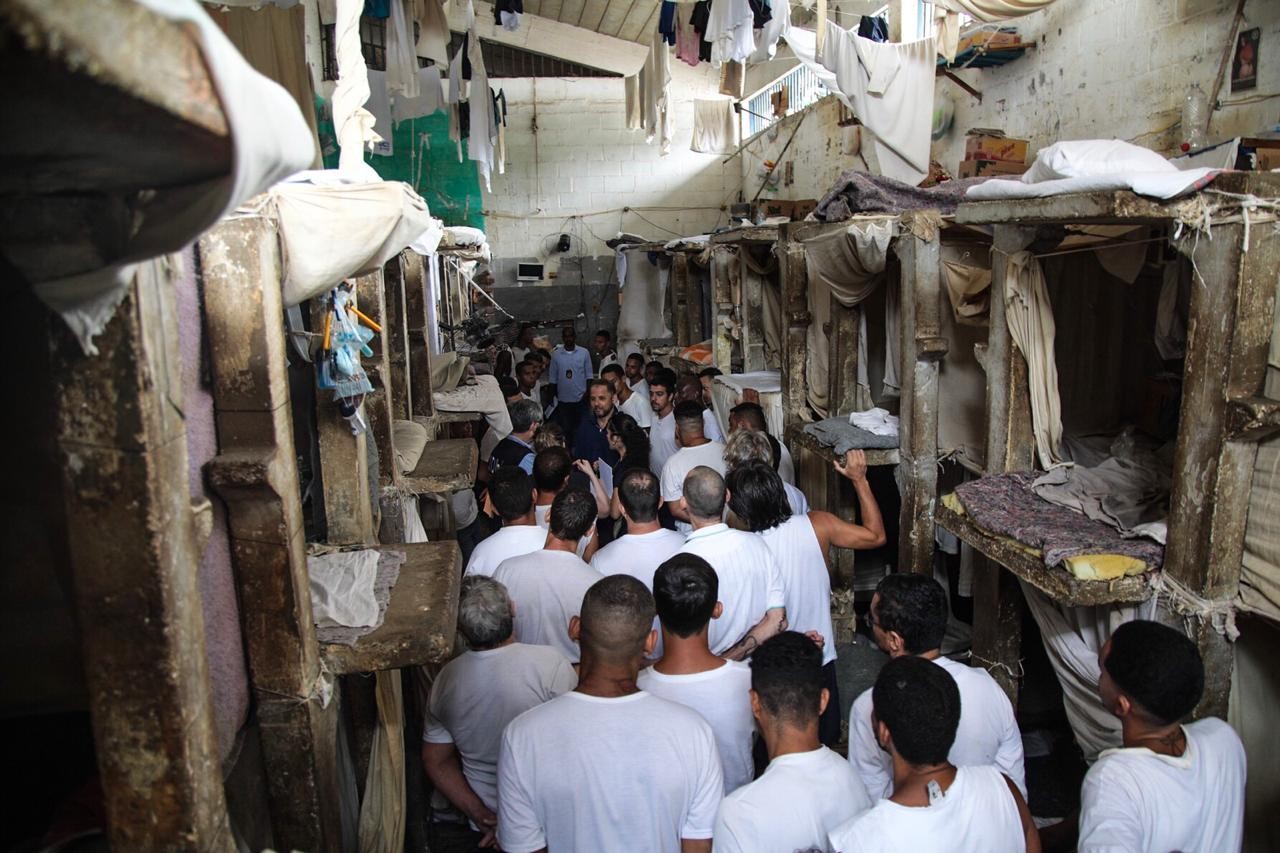 TCE suspende licitação de R$ 1,3 bilhão da Seap para alimentação de presos e aponta falhas graves em novo edital