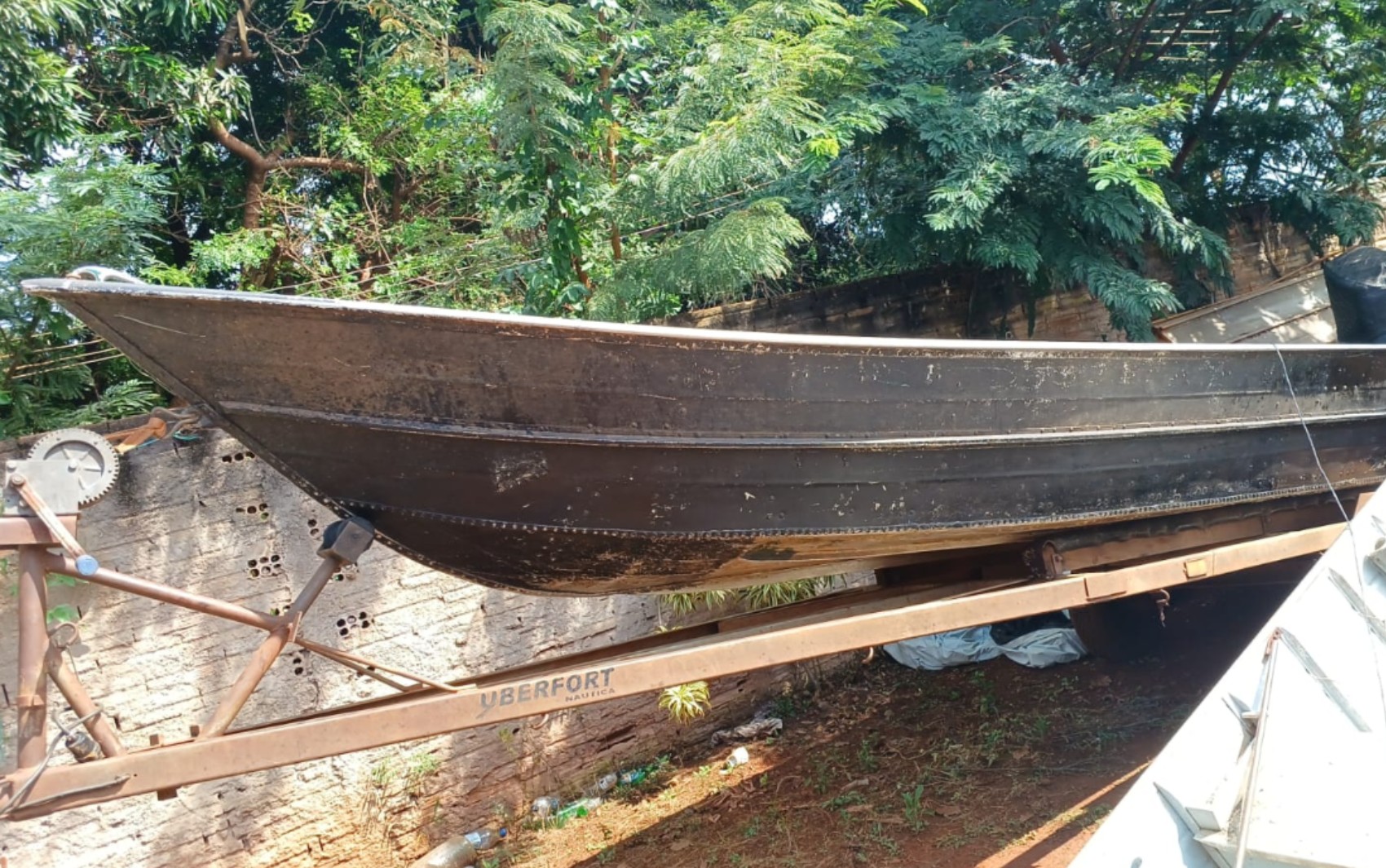 Barco que bateu em embarcação da Polícia Ambiental durante fiscalização no Rio Grande é apreendido dentro de pousada