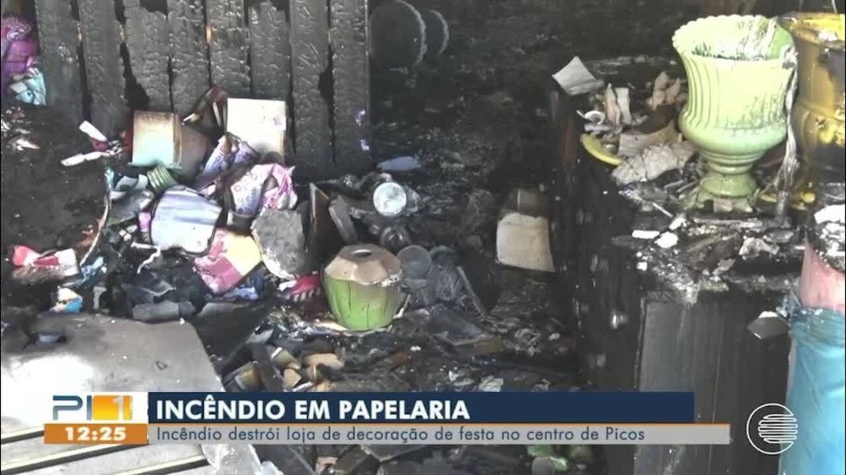 Incêndio destrói loja de artigos de decoração para festas no Centro de Picos