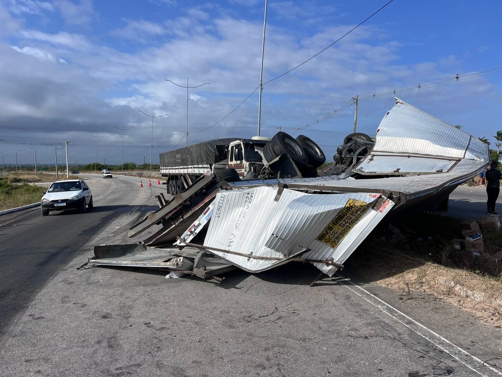 Baú de caminhão destruído após tombamento na Grande Natal — Foto: Vinícius Marinho/Inter TV Cabugi