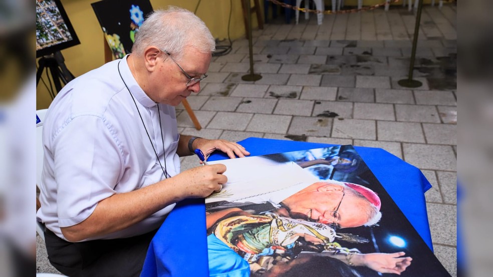 Assinatura de uma das fotos — Foto: Divulgação