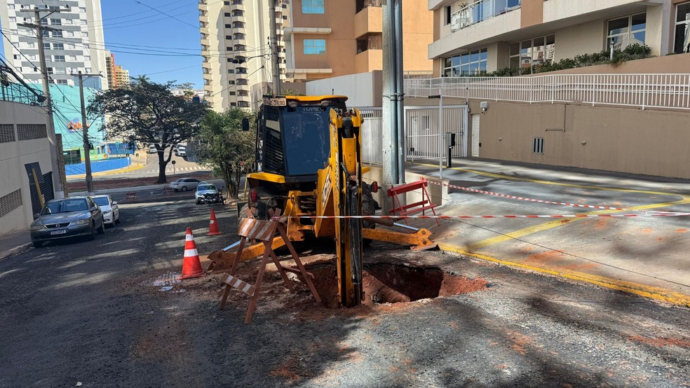 Bauru registra 4º vazamento de água no mesmo ponto onde cratera engoliu carros — Foto: Gabriel Sato/TV TEM