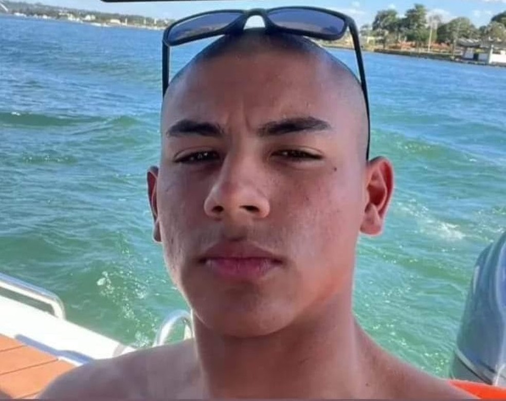 Soldado estava de folga e foi tomar banho de rio com amigos — Foto: (Foto: reprodução Facebook)
