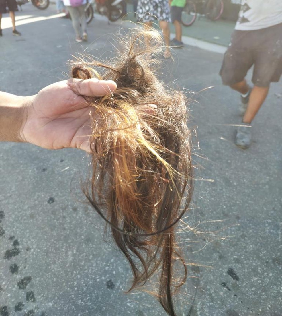 Adolescente foi esfaqueada e teve cabelo cortado na saída de escola em Senador Camará, na Zona Oeste do Rio — Foto: Reprodução