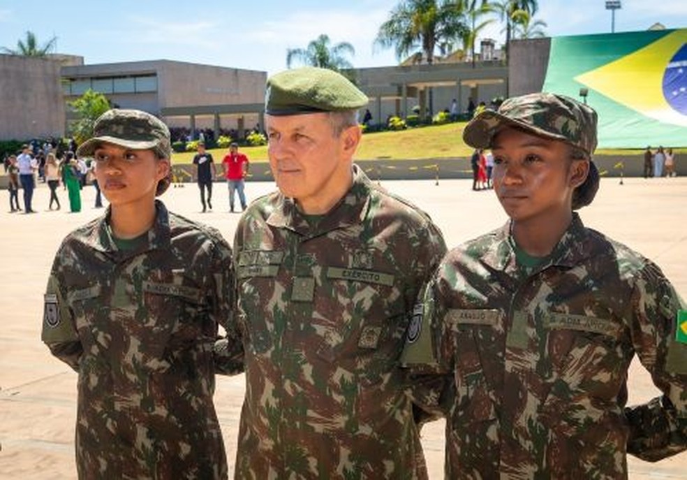 Soldados pioneiras com o Comandante do Exército, General Tomáz, no evento de incorporação nesta semana em Brasília — Foto: Subtenente Sionir/Divulgação EB