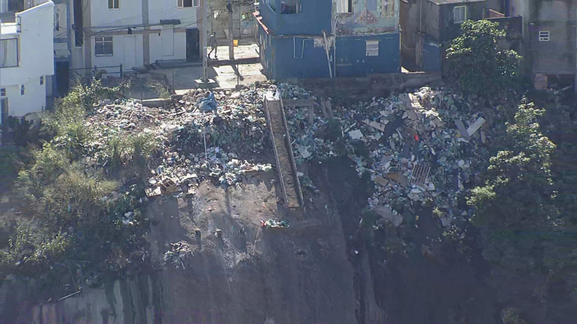 Pedreira é usada como lixão no Morro da Providência, na região central do Rio