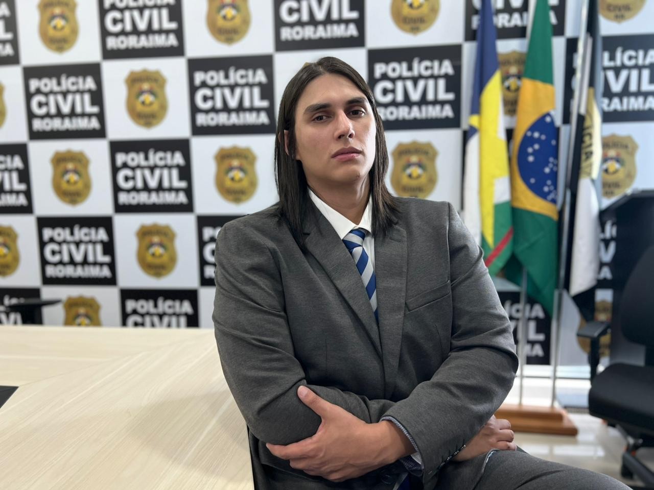 Delegado viraliza com visual 'fora do padrão' e quer influenciar com dicas para concursos