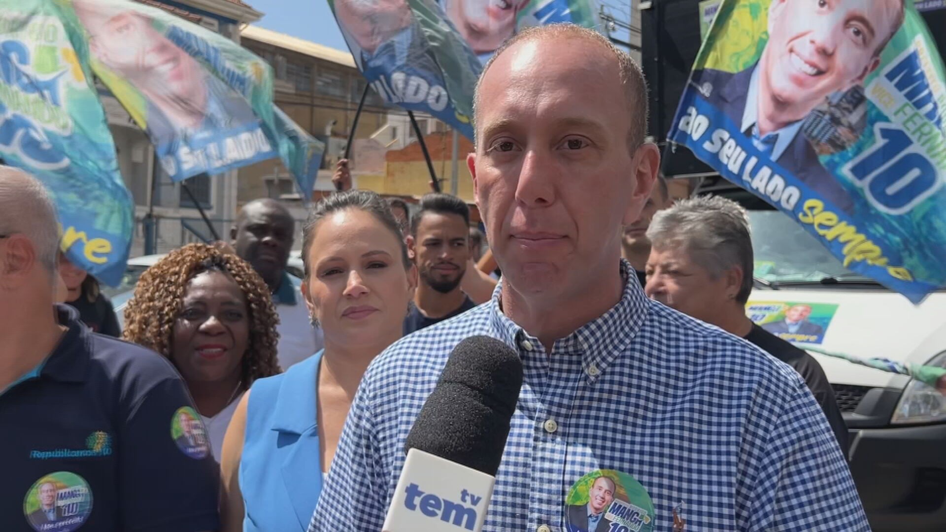 Rodrigo Manga faz passeata no Centro de Sorocaba e fala sobre criação de app para comunicação entre moradores e prefeitura