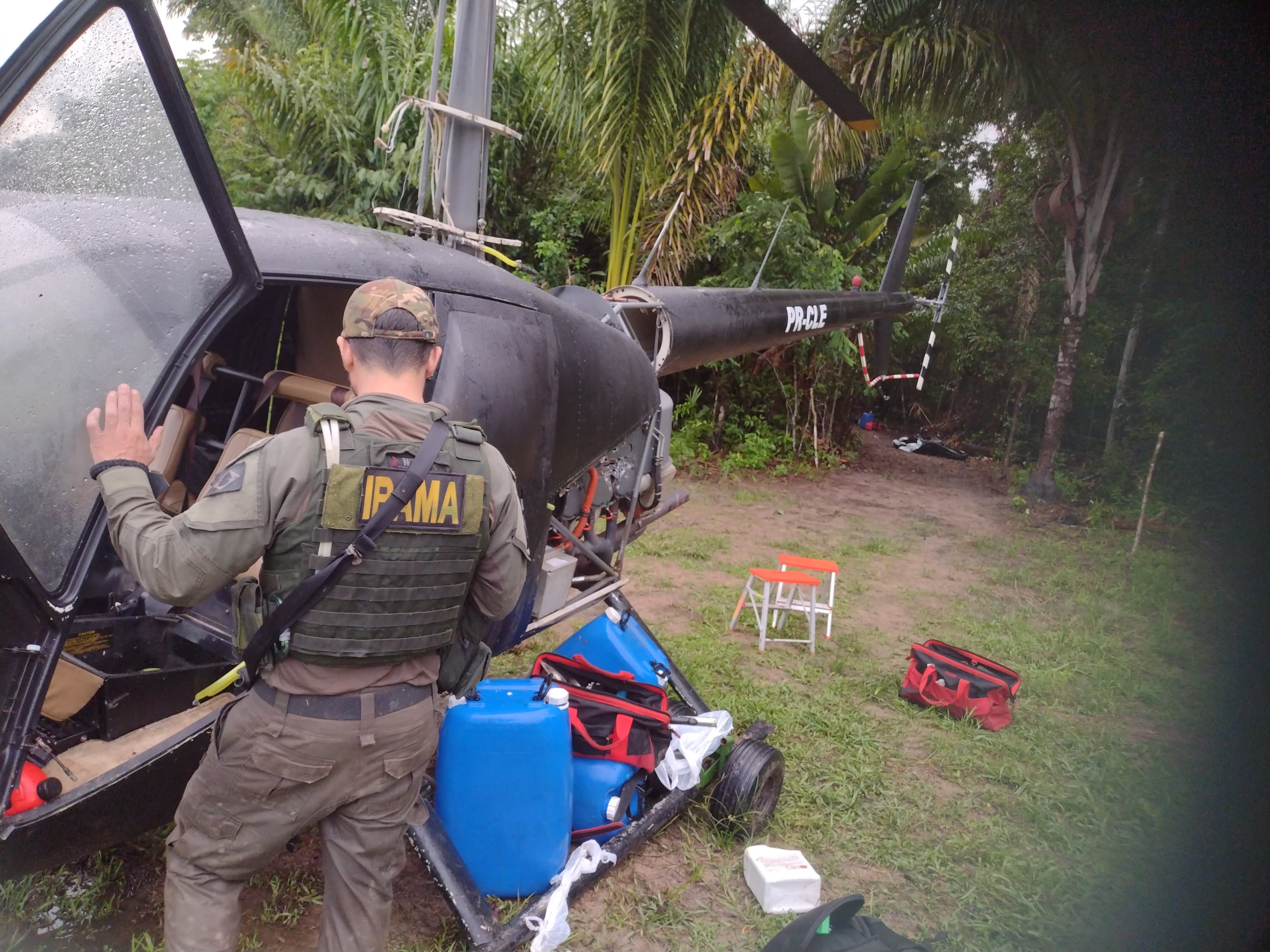 Helicóptero usado em logística do garimpo ilegal na Terra Yanomami é destruído ao Norte de Roraima