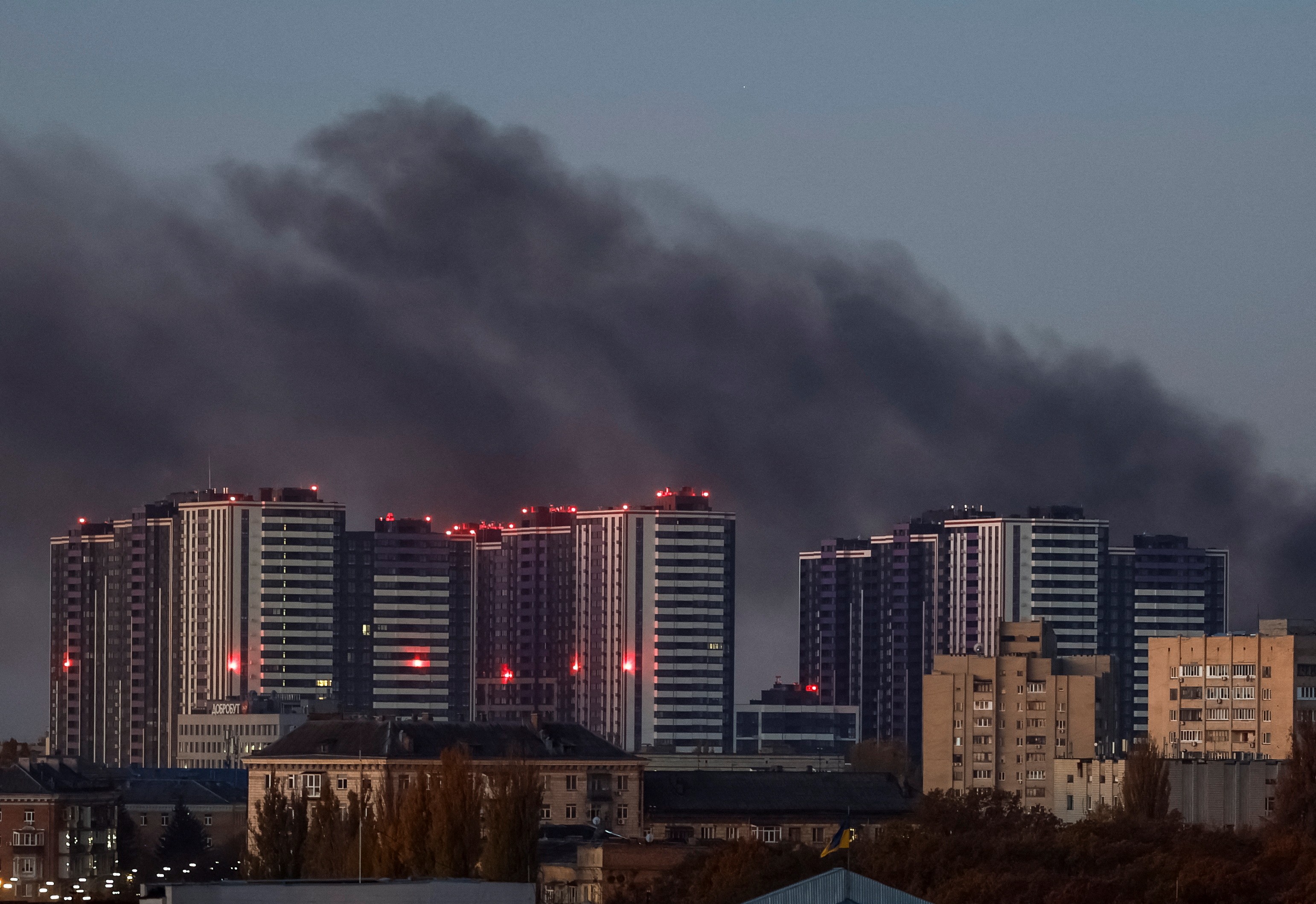 Ucrânia emite alertas para todo o país e corta a luz em Kiev diante de grande ataque russo