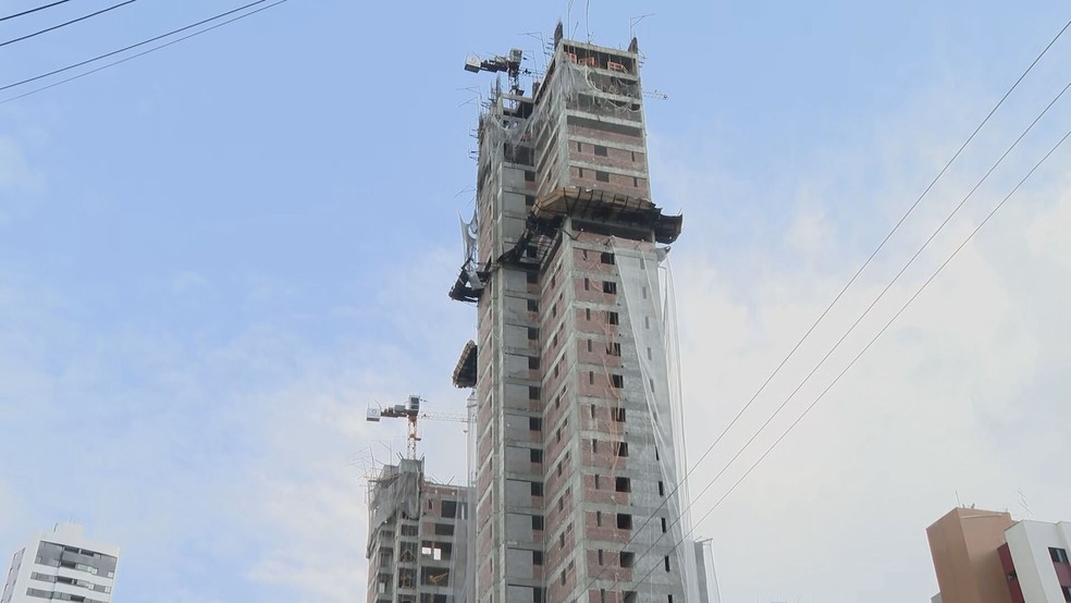 Prédio em construção atingido por incêndio no Recife, no dia seguinte — Foto: Reprodução/TV Globo