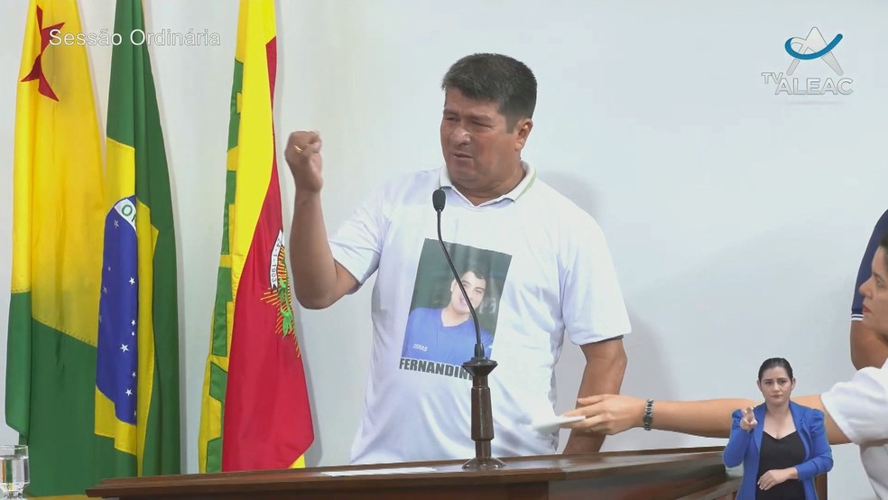 Fernando Moraes Roca, pai do jovem que morreu ao ser atingido por linha com cerol, pediu punições para quem utilizar ou vender o material — Foto: Reprodução/TV Aleac