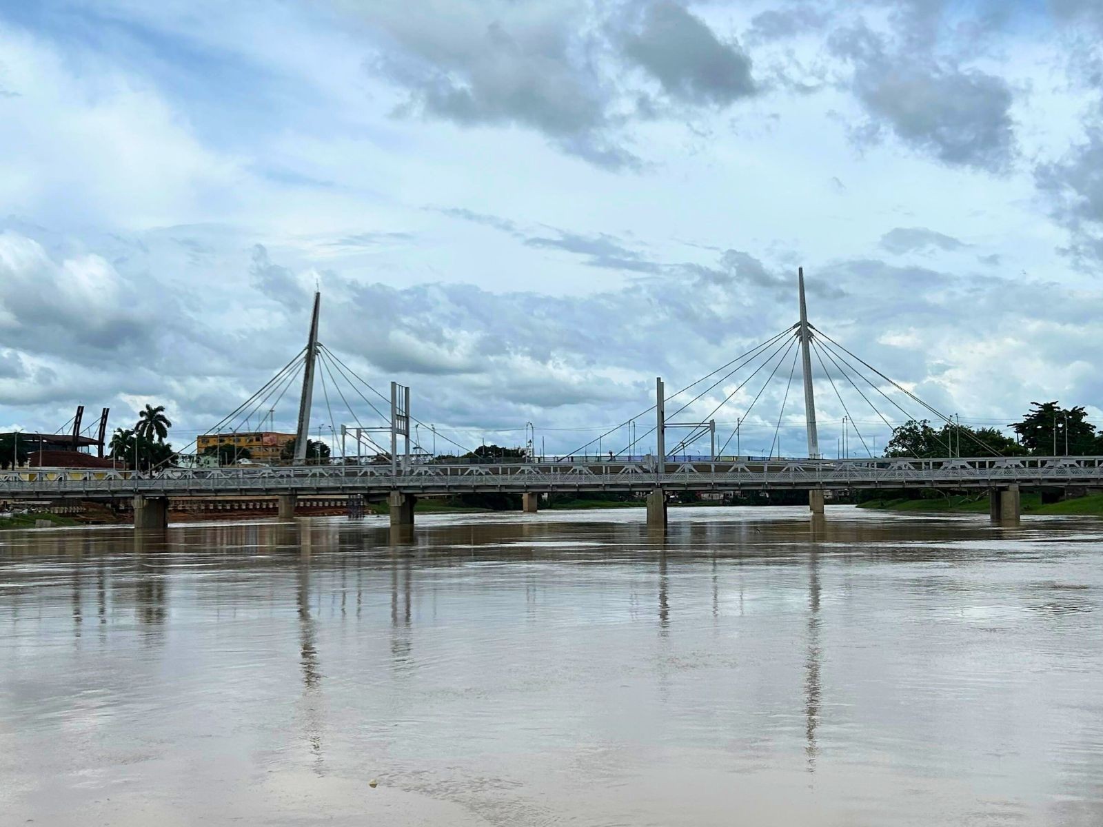 Rio Acre permanece acima da cota de atenção há duas semanas, mas segue em vazante após enchente na capital