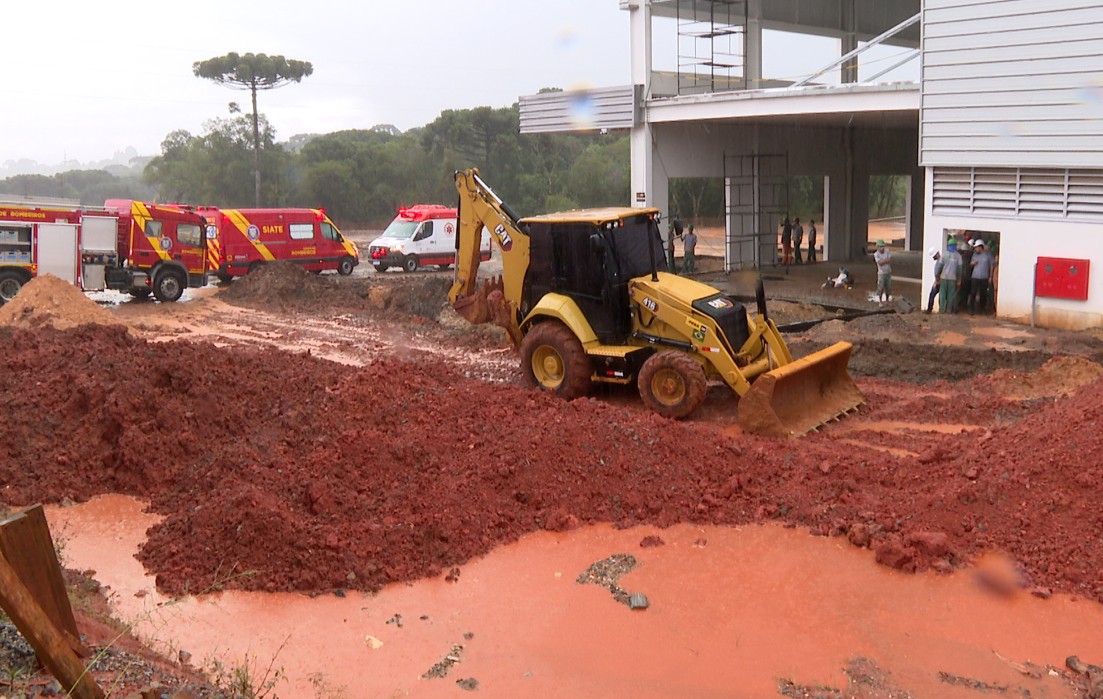 Jovem sobrevive após ficar cerca de duas horas soterrado em obra no Paraná